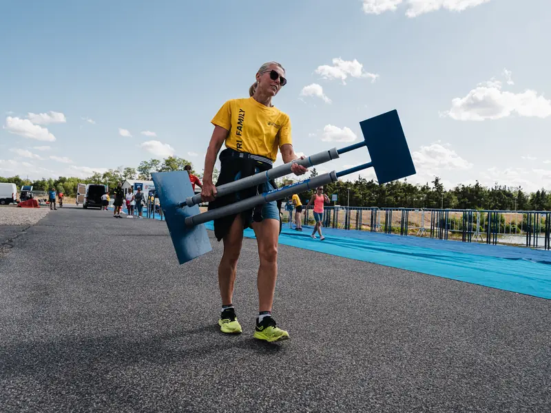 Pořadatel nese značení trati přes modrý koberec