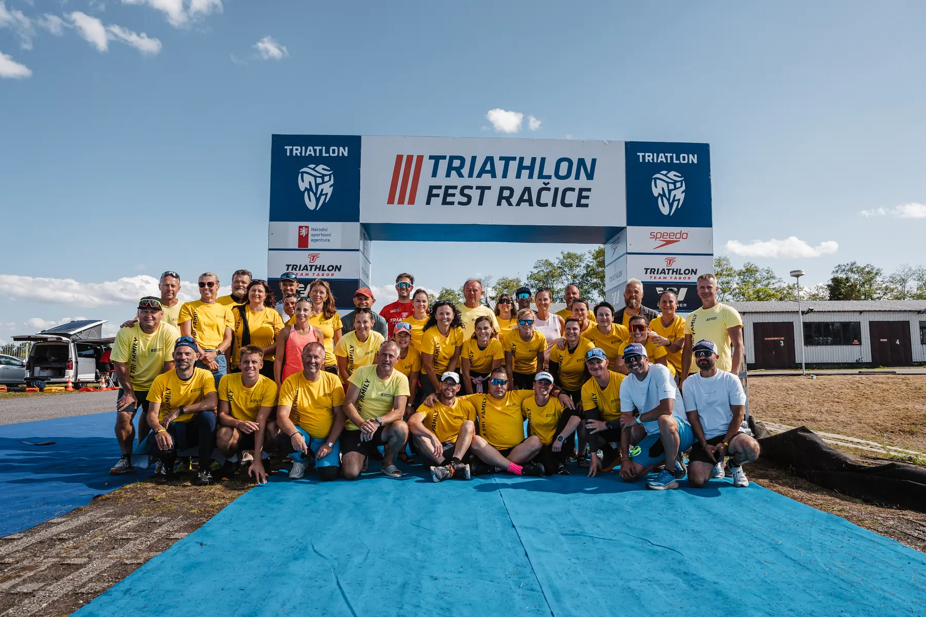 Pořadatelský tým TRI FAMILY pod cílovou branou Triathlon Fest Račice