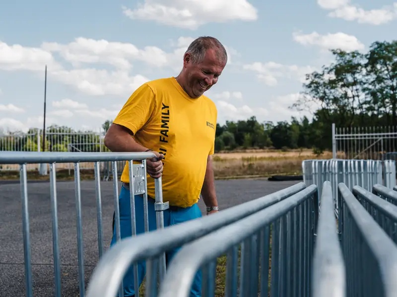 Pořadatel staví kovové zábrany podél trati v Labe aréně Račice