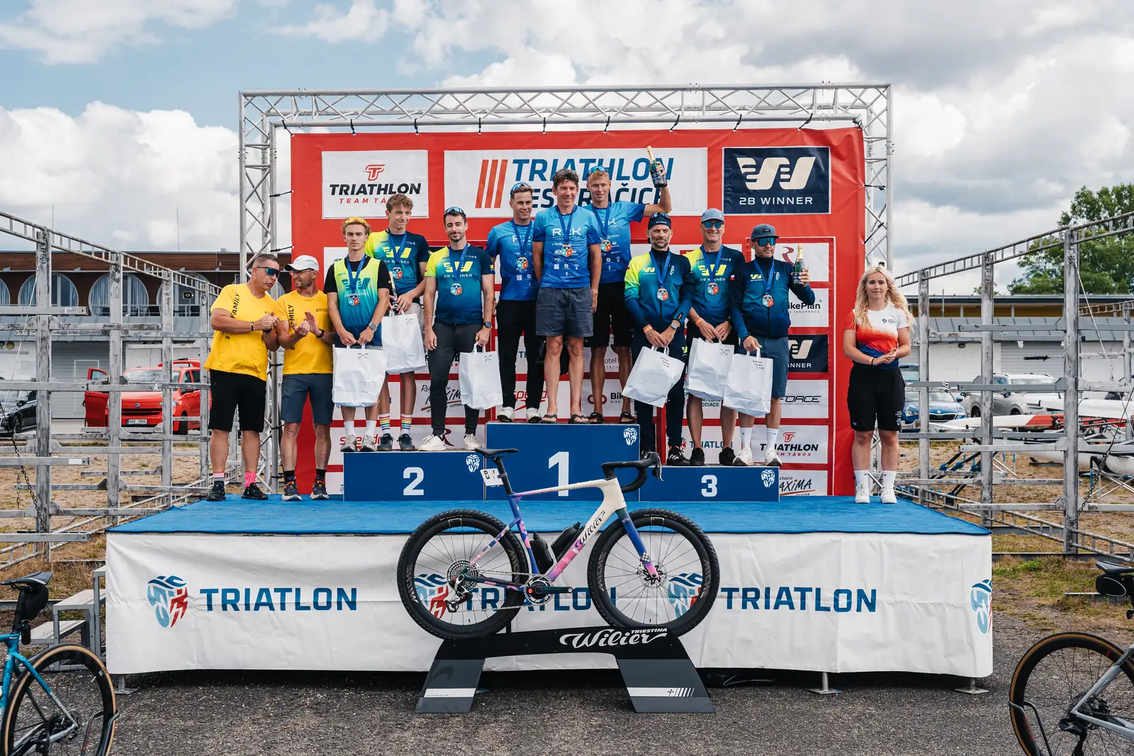 Vyhlášení na stupních vítězů Triathlon Fest Račice 2026