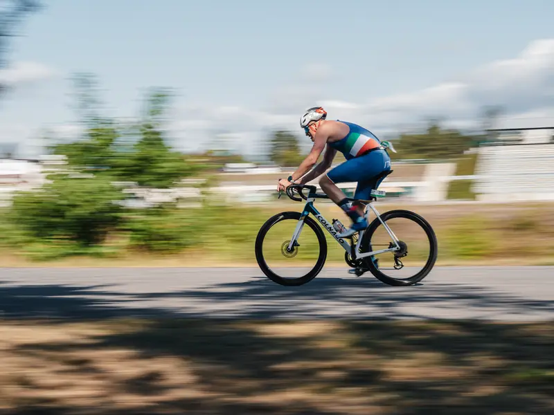 Cyklista v plné rychlosti na trati podél kanálu v Račicích
